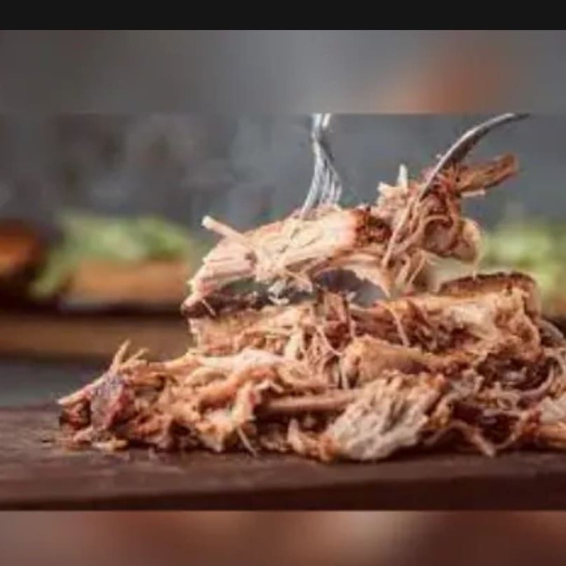 Pernil Premium Desfiado com cebola, o prato serve até duas pessoas! Nossos pratos vão sem ossos, sem peles, sem excesso de gorduras, sem nervos, sem “pelancas”, enviamos apenas a carne, o cliente não tem perda alguma! Trabalhamos com as melhores carnes do mercado, para levar a melhor experiência para nossos clientes! Sabor inigualável! Aprox. 600g Serve até 2 pessoas Imagem meramente ilustrativa!