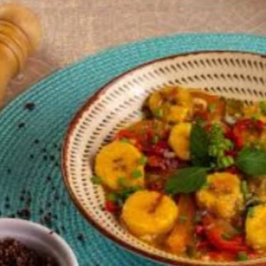 Lamém com legumes refogados no tradicional Sake Japonês e autênticos molhos chineses com Banana da Terra. Legumes: Repolho Verde, Repolho Roxo, Brócolis e Cenoura.