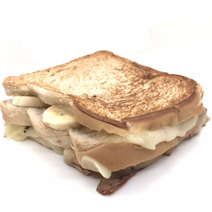 Queijo, banana, açúcar com canela no pão de forma.