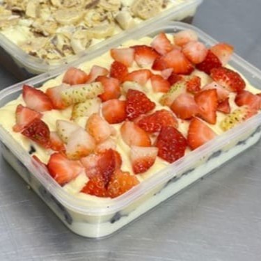 Camadas de Brownie, Brigadeiro de leite Ninho cremoso, Mousse de Ninho e morangos frescos. Uma combinação irresistível de sabores para adoçar qualquer momento! Aprox. 350gr ( ideal para 2 ou 3 pessoas )