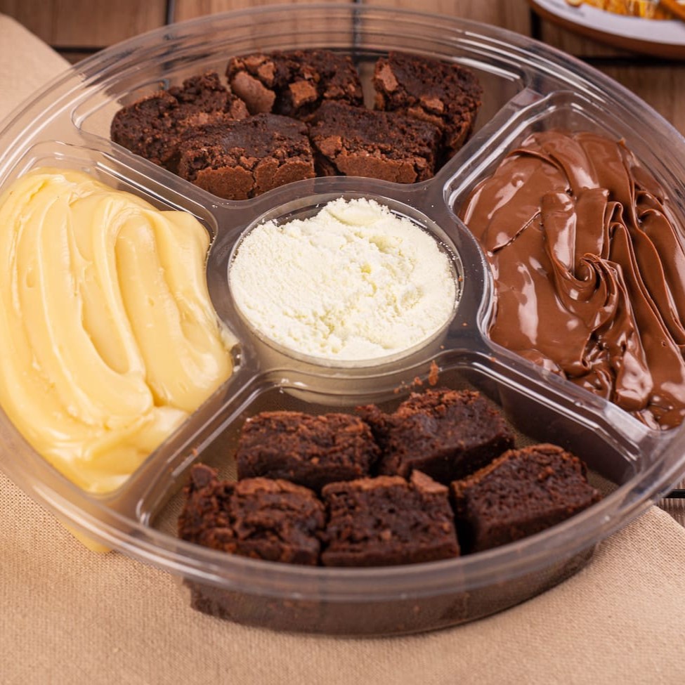 Delicioso fondue, ideal para compartilhar. Composto de: brownie, Brigadeiro de Ninho, Nutella e leite Ninho em pó.