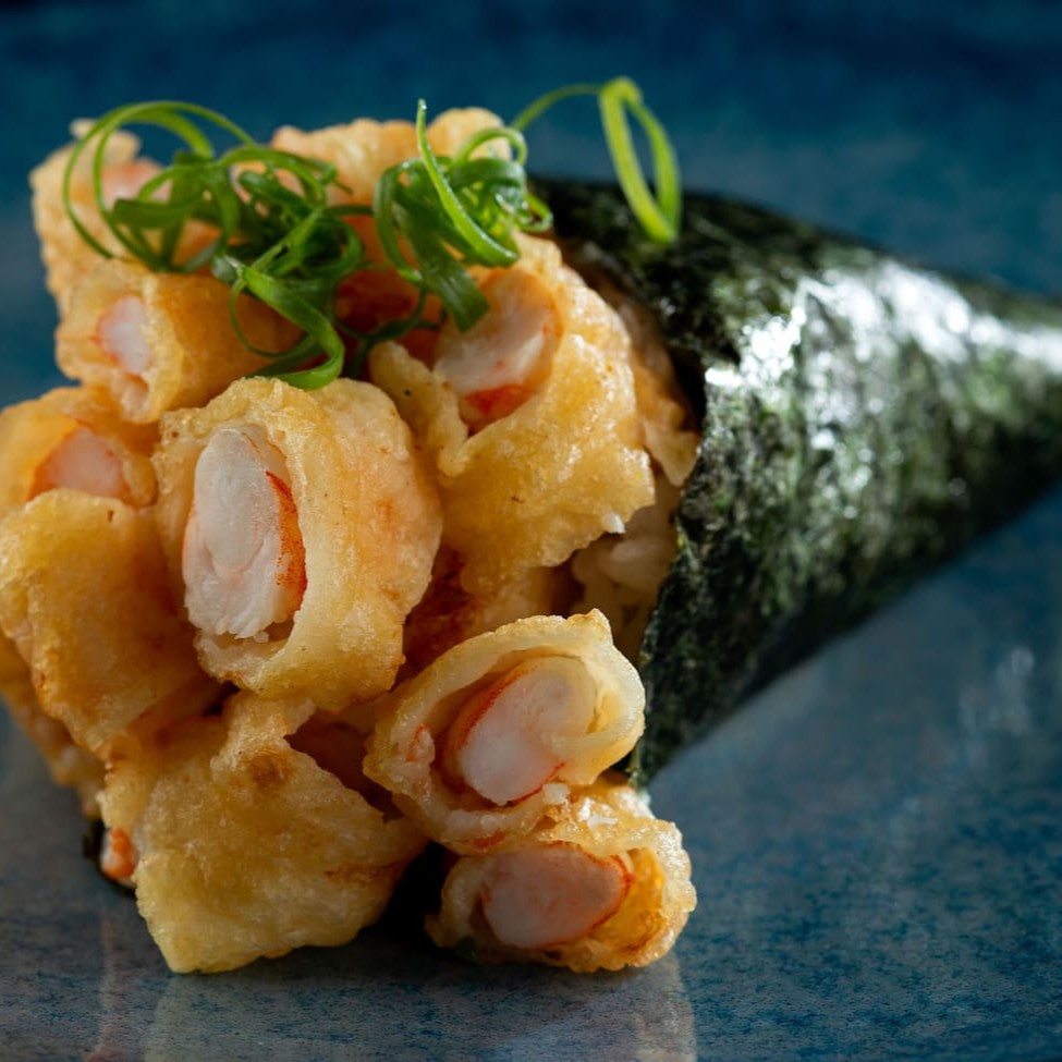 Saboroso cone recheado de arroz e camarões empanados com cream cheese.