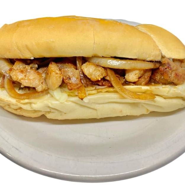 Sanduíche Artesanal de Pernil Sanduíche artesanal de pernil suculento, com queijo muçarela derretido, molho barbecue e cebola caramelizada ao shoyu, no pão especial.