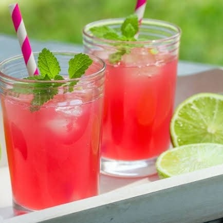 Suco de limão com morango e açúcar