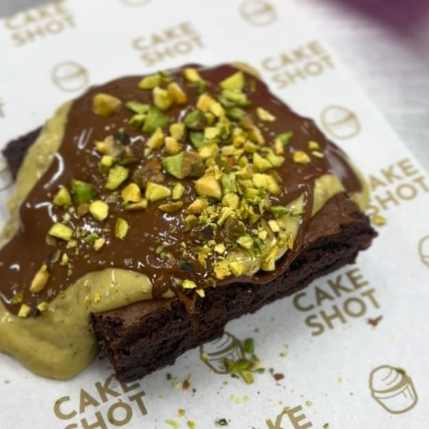 Brownie fudge bem chocolatudo com creme Dubai Pistache feito com kataifi caseiro, muita pasta pura de pistache e tahine, coberto com chocolate ao leite e pistache picado. Muita crocância e sabor :) A Cake Shot não altera e/ou adiciona ingredientes aos produtos já formulados. Escrevemos bilhetes Apenas na compra do mesmo que está disponível no começo do cardápio. O creme Dubai e chocolate podem chegar endurecido pela temperatura ambiente, indicado o aquecimento em dias frios, para o melhor consumo! - 180g Brownie de chocolate - Chocolate - Dubai - Pistache - Frete grátis