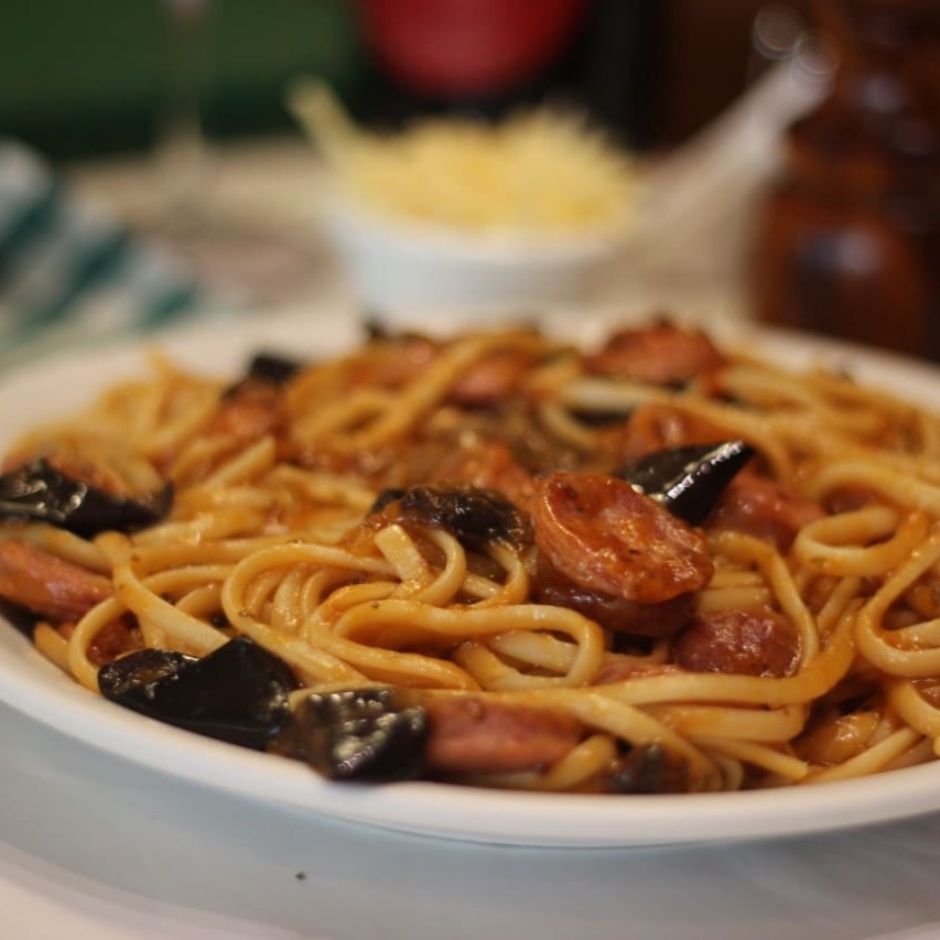 Linguiça toscana, berinjelas e molho de tomate