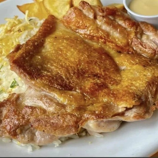 Filé de coxa grelhado, macio e saboroso, acompanhado de legumes cozidos, purê cremoso, arroz branco soltinho e feijão bem temperado. Uma refeição nutritiva e deliciosa na porção ideal de 500 ml!