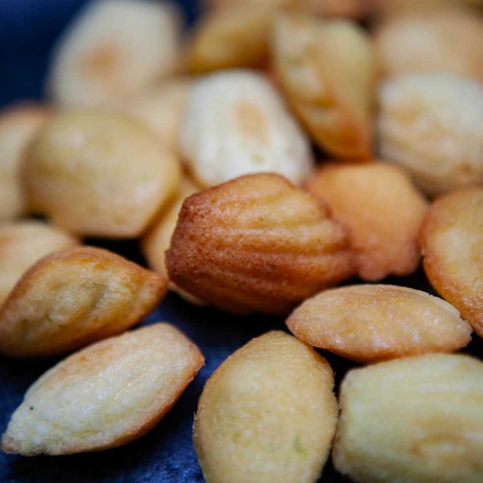 Biscoito francês, que mas parece um bolinho, com raspinhas de limão siciliano, no tamanho petit. Saquinhos com aprox. 100g.