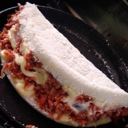 Deliciosa Tapioca com recheio de Calabresa. Acompanha Queijo e adicionais conforme a sua escolha. Foto ilustrativa.