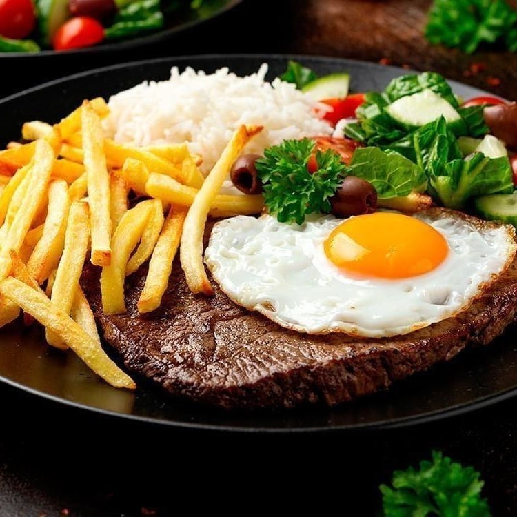 Apresentamos o esplêndido 'Bife à Cavalo' do Chef Barros. Esta maravilhosa seleção de carnes destaca-se pelo suculento bife de primeira, cuidadosamente grelhado ao ponto da perfeição. O bife é servido à cavalo, com um ovo frito primorosamente posicionado sobre a carne, uma combinação clássica que nunca sai de moda. O Chef Barros utiliza técnicas requintadas para equilibrar os sabores e texturas, oferecendo uma experiência gastronômica sem igual. Uma verdadeira celebração de sabores que promete satisfazer os paladares mais exigentes.