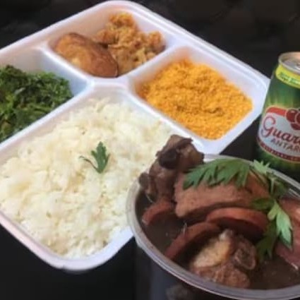 Feijoada magra: carne seca, lombinho fresco, costelinha suína, linguiça calabresa e linguiça paio. Acompanhado de: arroz branco, couve refogada na manteiga, torresmo,e deliciosa farofa de chef com bacon. Pote de 500ml