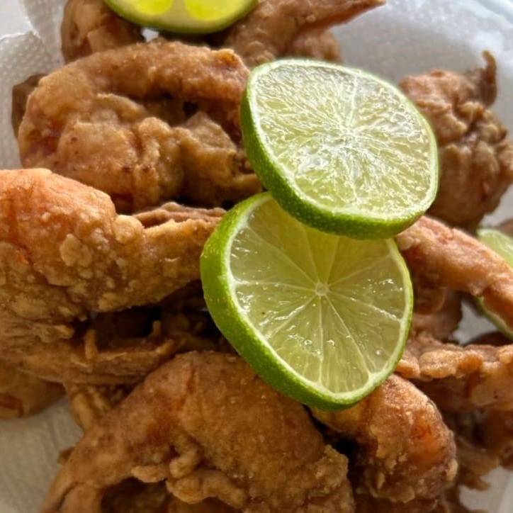 Um delicioso camarão empanado sem casca e sem cabeça