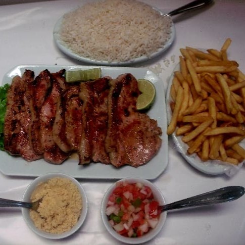 Molho à campanha, farofa, arroz e frita.