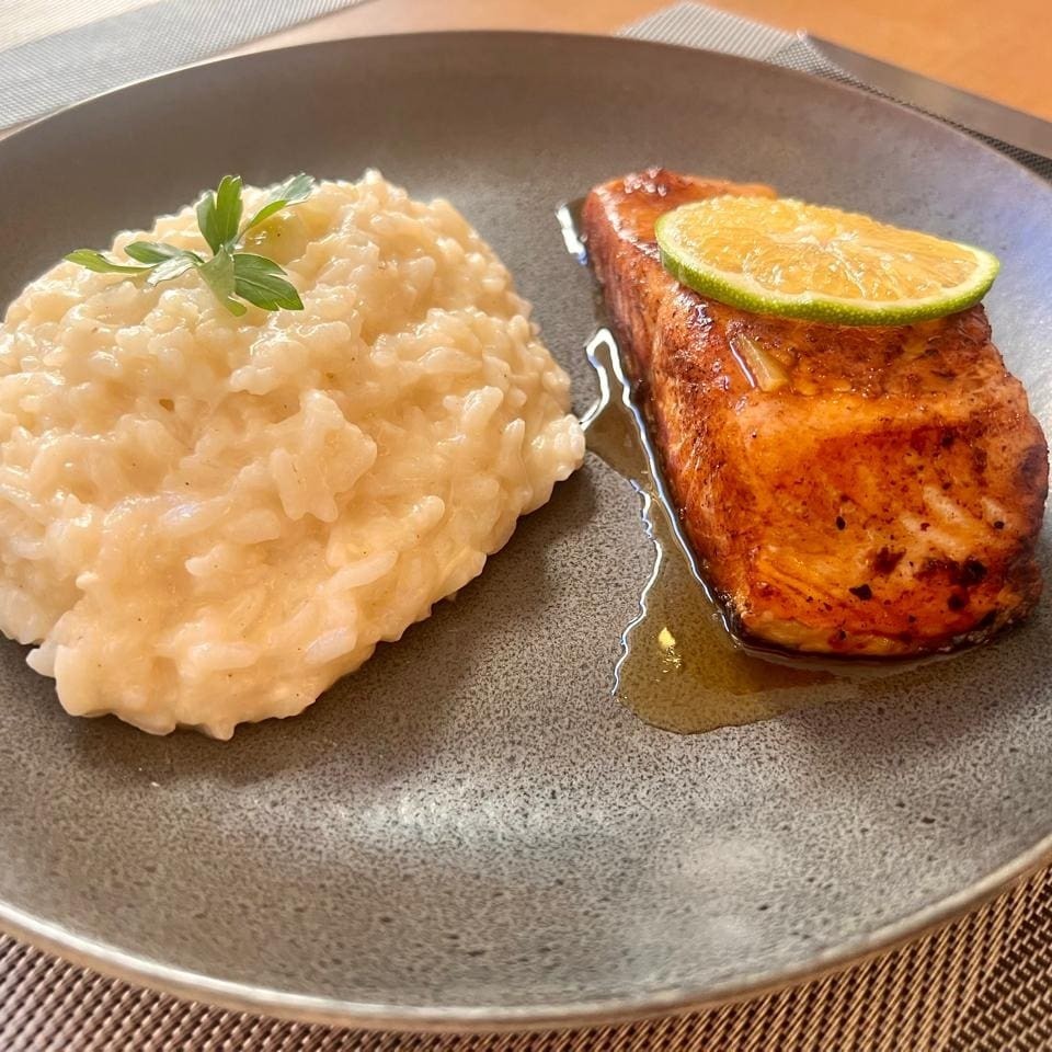 Filé de salmão com risoto de parmesão ao molho de laranja