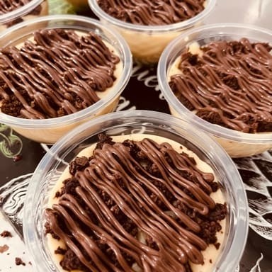 Este doce é uma explosão de sabores e texturas!   Com morangos frescos picados, brigadeiro branco suave, brownie e uma camada de Nutella, cada colherada é uma experiência!