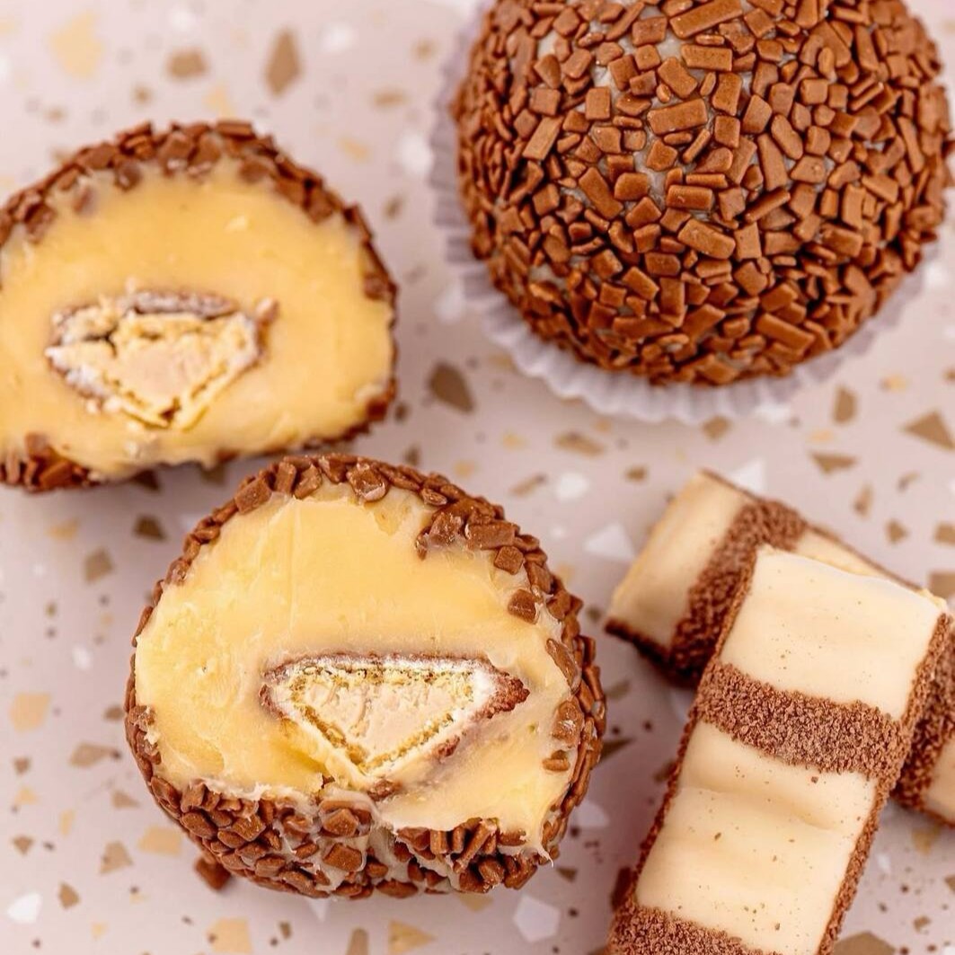 Brigadeiro de ninho, envolto de um pedaço de kinder bueno