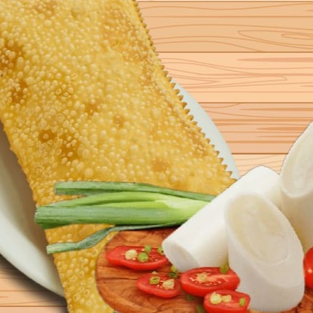 Um pastéis de Palmito picado, Cebola picada, tomate, azeitona e requeijão é uma ótima opção para matar a fome com sabor e qualidade. Você leva um pastel grandes e bem recheado, feitos na hora com massa fresca e crocante.