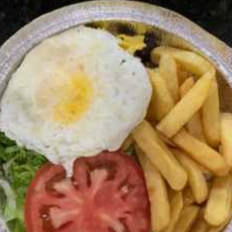 Arroz, feijão, macarrão, farofa dois ovos fritos