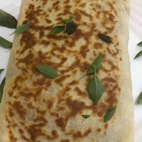 Massa de ótima qualidade com 38 opções de recheios a sua escolha para montar o seu crepe francês. (chapa)