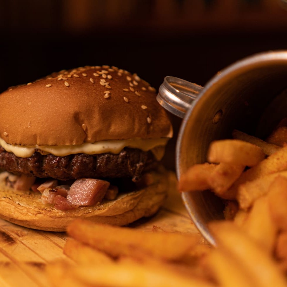 Pão brioche, blend angus de 180g, queijo prato, bacon e maionese de picles.