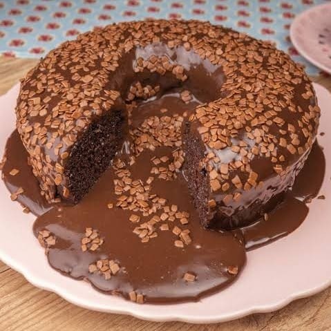 Bolo feito com massa 100% caseira e fofinha. Coberto com uma super cobertura de Brigadeiro.