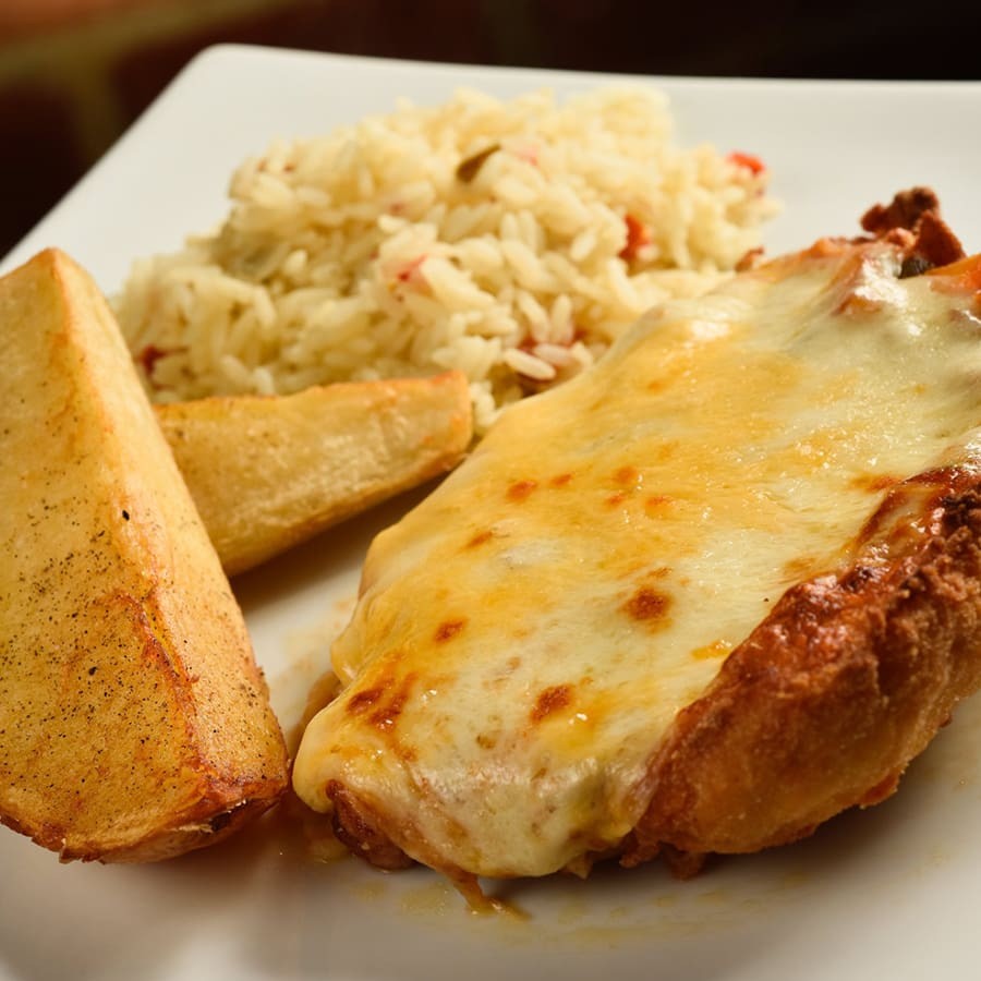 Peito de frango à parmegiana finamente empanado, regado ao molho marinara e grelhado com mix de queijos, mais dois acompanhamentos.