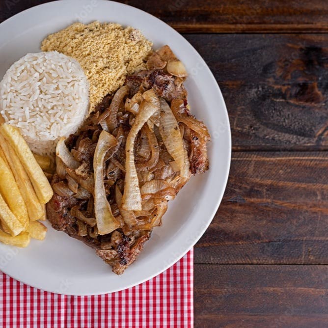 Arroz branquinho, feijão bem temperado, farofa, fritas e filé acebolado.