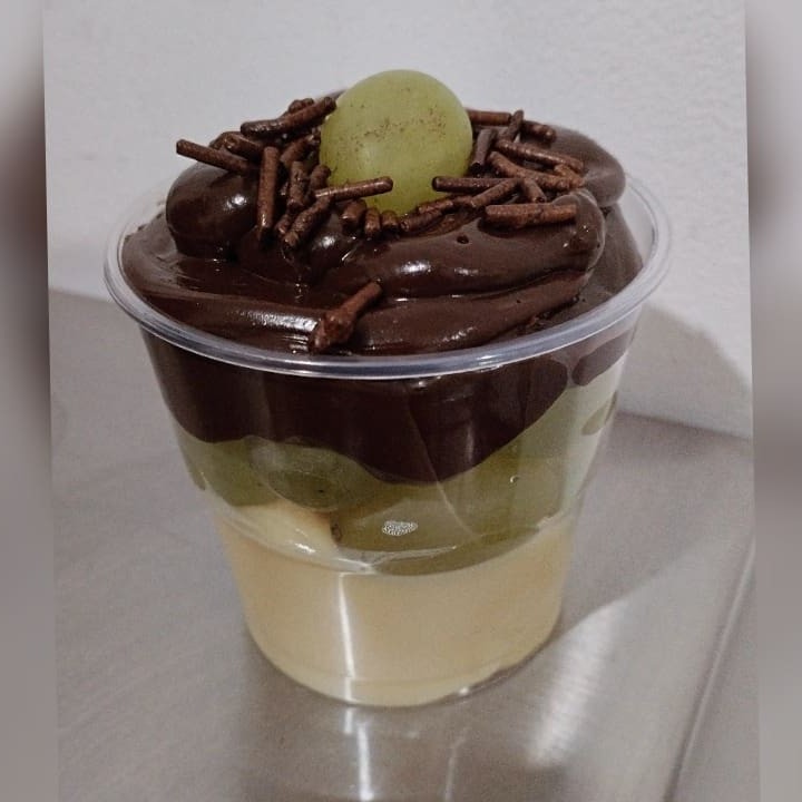 Delicioso bombom de uva com brigadeiro de leite, uvas selecionadas e brigadeiro de chocolate . Copo 150ml