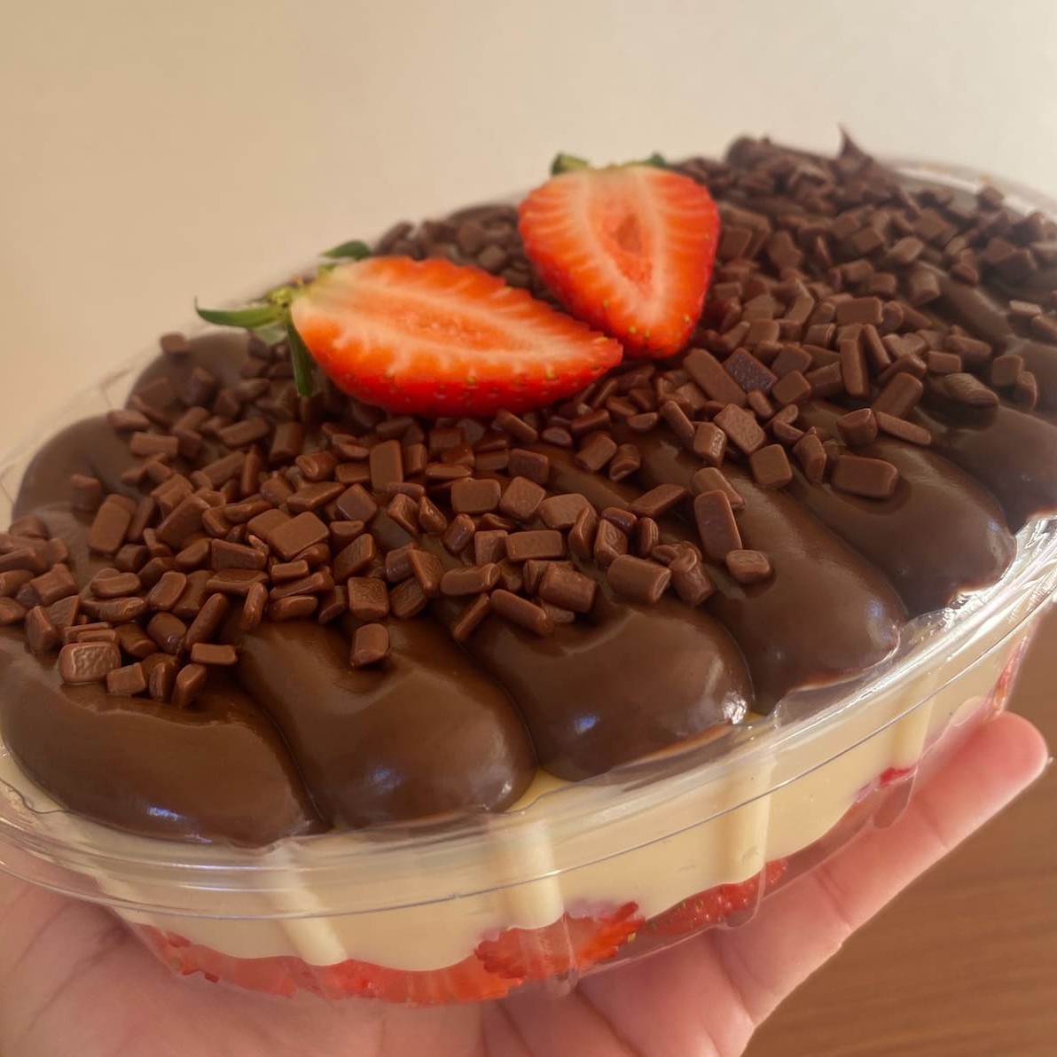 Sobremesa composta por: morangos frescos, brigadeiro cremoso de leite Ninho, brigadeiro cremoso 50% e finalizado com granulado nobre Granule.