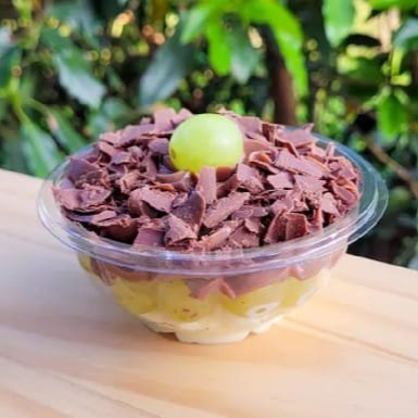 Brigadeiro Moça cremoso, uvas picadas e creme de chocolate decorado com granulé de chocolate ao leite. (Pote 150ml)