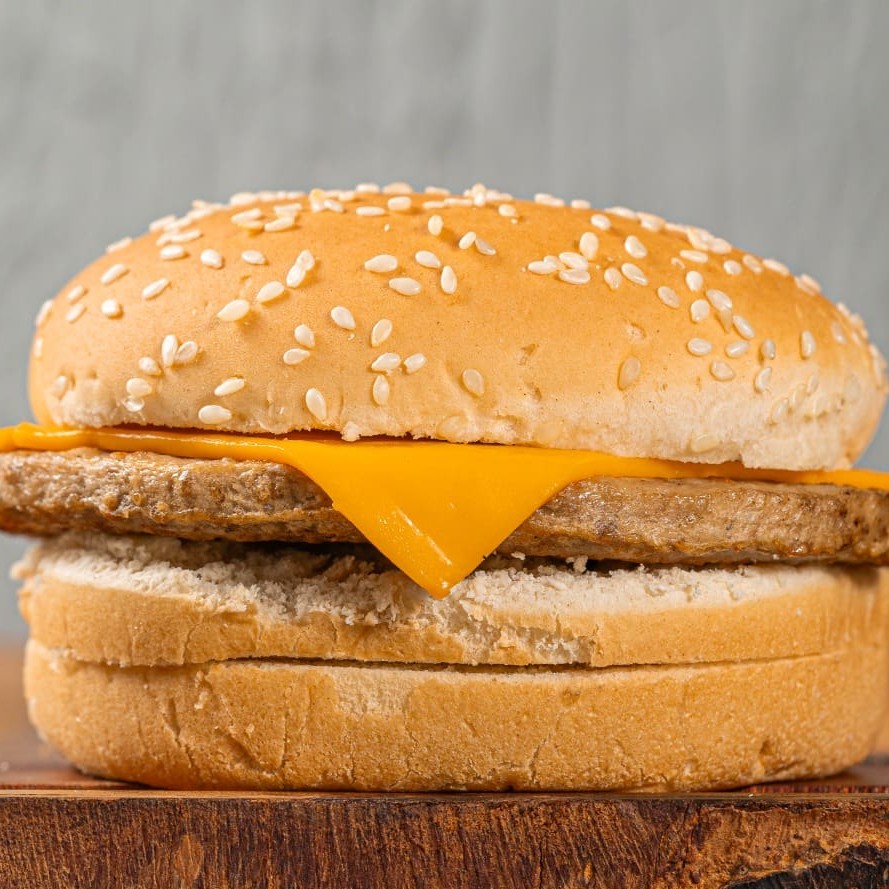 Pão, Carne e Queijo. (Escolha seu molho).