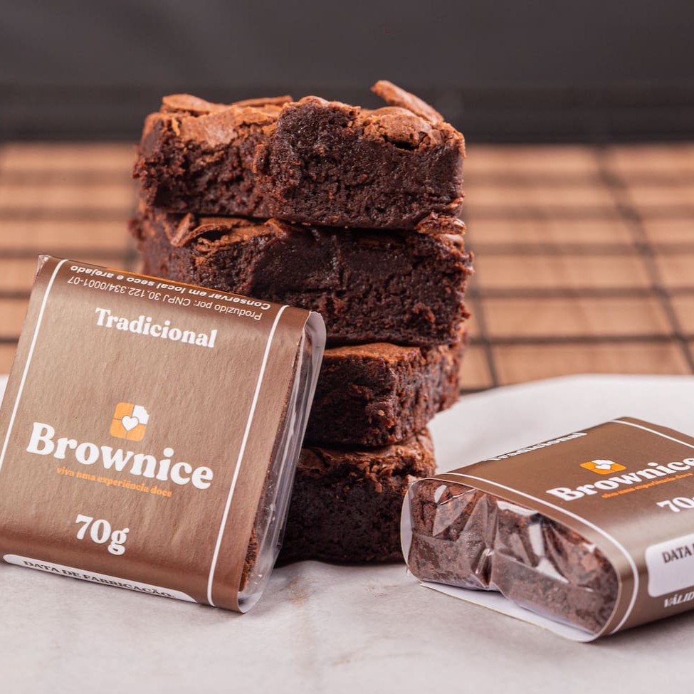 Desfrute em dobro da tentação de nosso Brownie! Este prato apresenta dois irresistíveis brownies, cada um com uma casquinha deliciosamente crocante, dando lugar a um interior incrivelmente macio e repleto do mais puro sabor do chocolate. Esses brownies são a representação perfeita da tradição, garantindo uma experiência culinária inesquecível. Venha se deliciar com o verdadeiro Brownie! Aproveite,