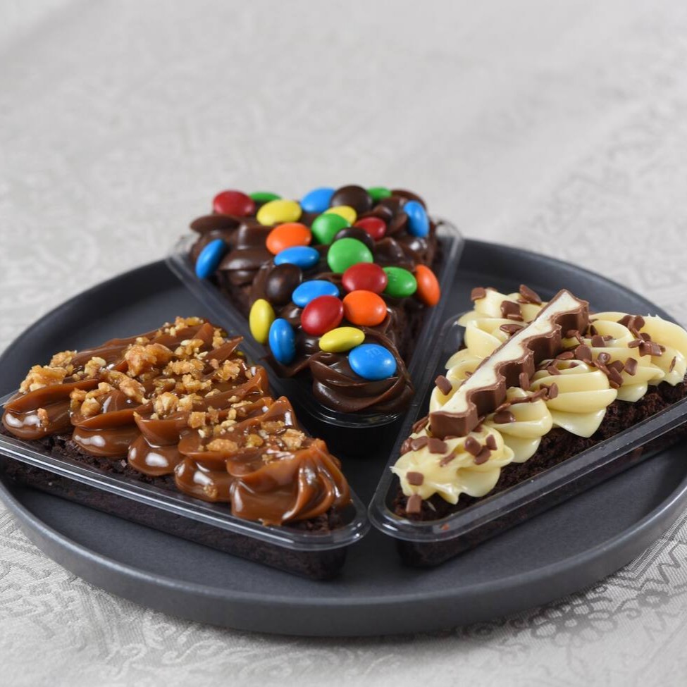 Fatia da nossa torta brownie com generosa camada de recheio