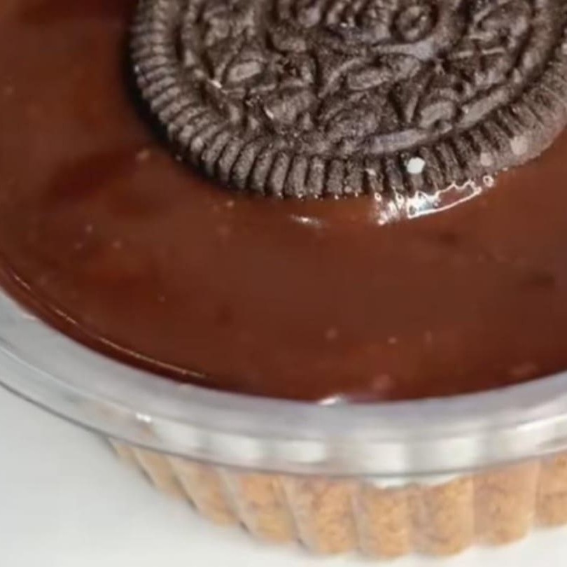 Biscoito de maisena triturador com mousse de Oreo e canache de chocolate