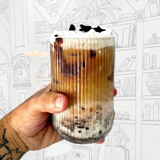 Creme de cookies, leite fresco com crema, Chocolate nobre finalizado com espresso especial e chocolate em pó.