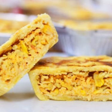 Apresentamos nosso irresistível Empadão de Frango, meticulosamente preparado e pertencente à nossa adorada categoria de 'Empada e Empadão'. Com seus generosos 200ml, este prato é perfeitamente adequado para saciar o apetite de uma pessoa. Sua massa leve e crocante abriga um recheio suculento e saboroso de frango, criando uma experiência culinária verdadeiramente agradável. Uma porção desse empadão é a garantia de uma refeição deliciosa e satisfatória.