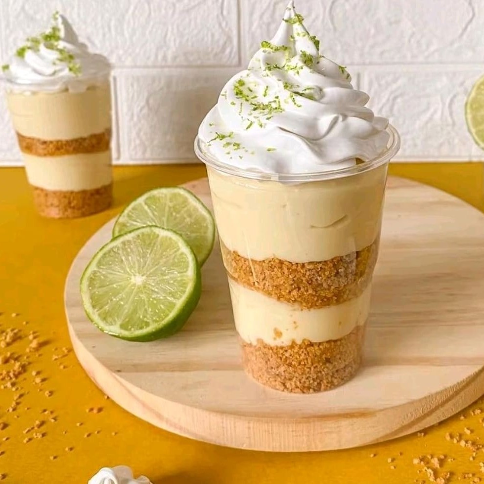 Biscoito triturado com mousse de limão e chantyninho