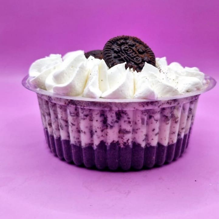 Massa de Oreo recheio do nosso famoso do Oreo , finalizado com chantininho  e biscoito Oreo