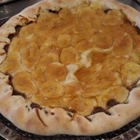 A nossa 'Pizza Doce de Banana com Canela e Borda de Nutella' é uma verdadeira sinfonia de sabores. Com uma generosa medida de 30 cm, ela é preparada com uma massa artesanal que passa por um processo de fermentação lenta de 48 horas, garantindo uma textura incrivelmente leve e saborosa. A cobertura é composta por fatias suculentas de banana, polvilhadas com o calor da canela, que se harmonizam perfeitamente com a doçura irresistível da Nutella que recheia a borda. Este prato é uma combinação perfeita de texturas e sabores que promete conquistar seu paladar!