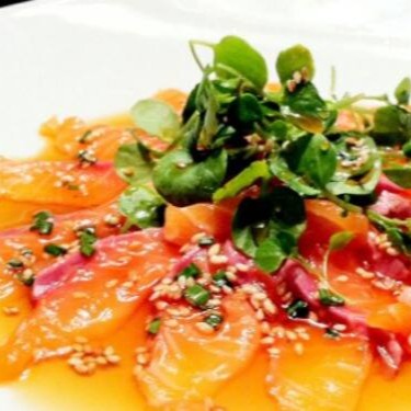 """Carpaccio clássico preparado com fatias finíssimas de carne selecionada, temperadas delicadamente com azeite extra virgem, limão e um toque especial de pimenta do reino. Finalizado com lascas de queijo parmesão e folhas frescas, é uma entrada leve, sofisticada e cheia de sabor que conquista paladares exigentes."""