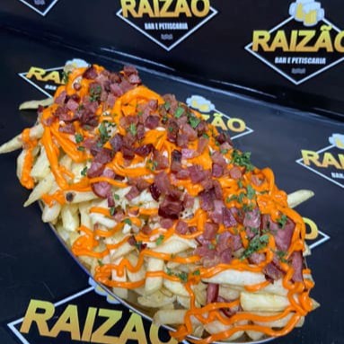 Generosa porção de batatas fritas cobertas com cheddar cremoso, calabresa e bacon crocante.