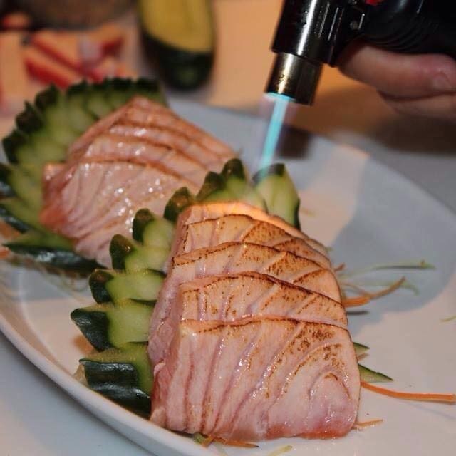 Salmão mçaricado com teriaki, gergelim torrado e cebolinha por cima