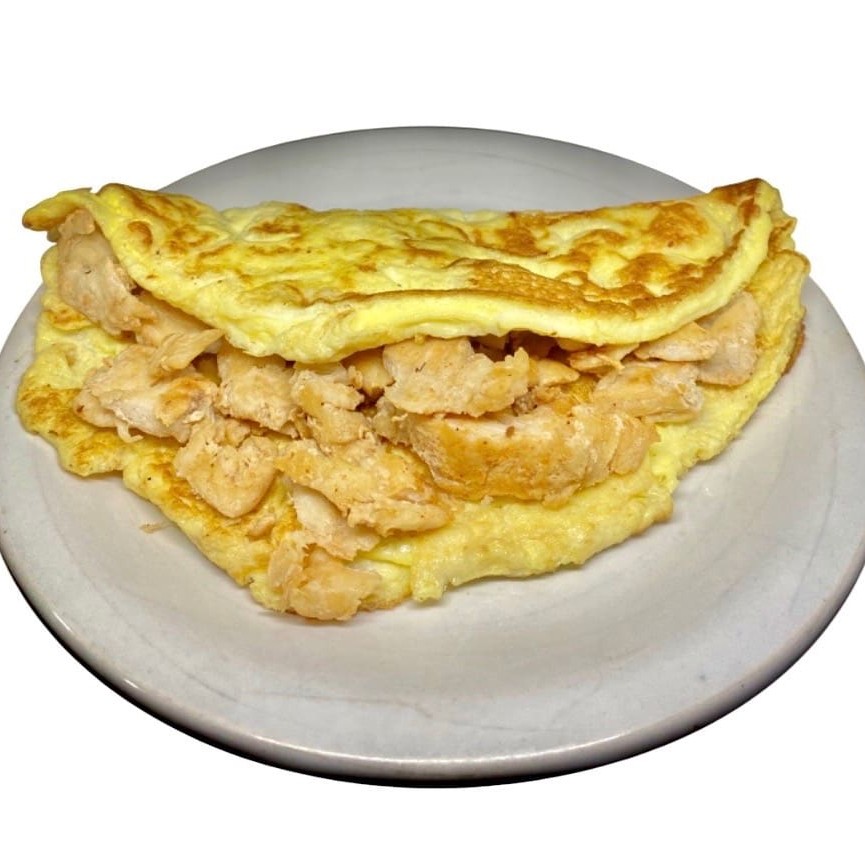 Uma explosão de sabor e proteína! Nosso omelete é feito com 3 ovos batidos, recheado com frango temperado na medida certa, dourado na chapa com leve crocância por fora e cremosidade por dentro. Ideal para quem busca uma refeição leve, nutritiva e deliciosa a qualquer hora do Dia.