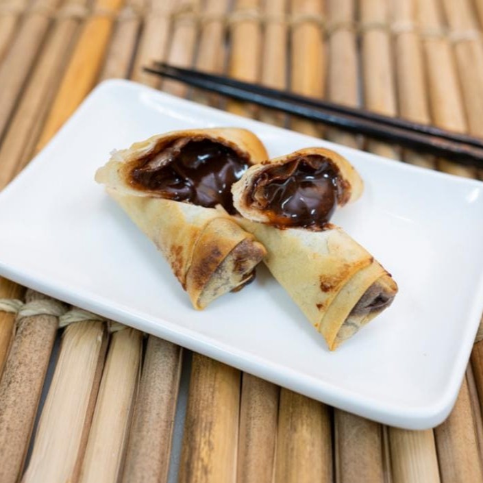 Chocolate preto e branco(duo), chocolate preto, chocolate branco com morango, chocolate com banana, enrolado em massa fina e crocante