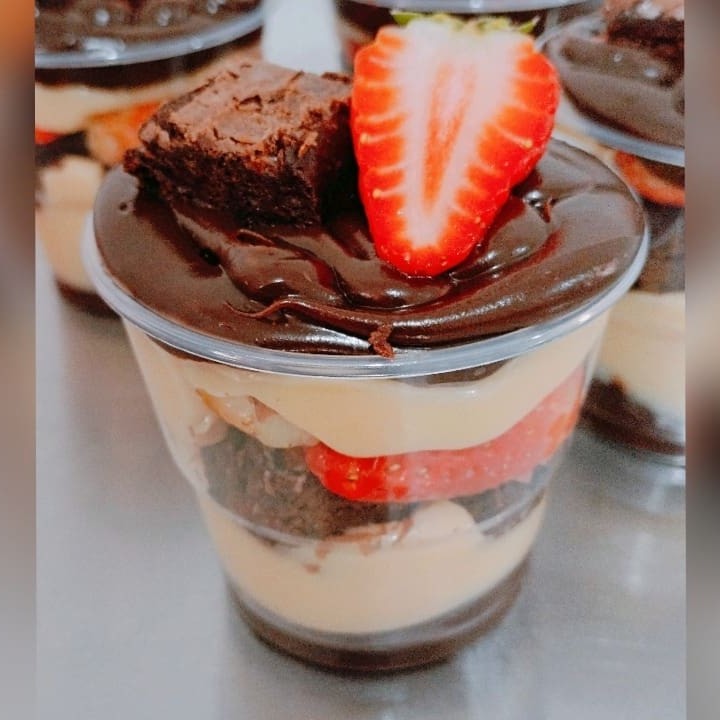 Copo composto por Brigadeiro 50% + Brigadeiro de Leite Ninho + Brownie + Morango