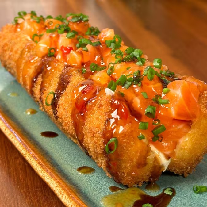 Massa crocante, salmão, cream cheese, arroz e cebolinha