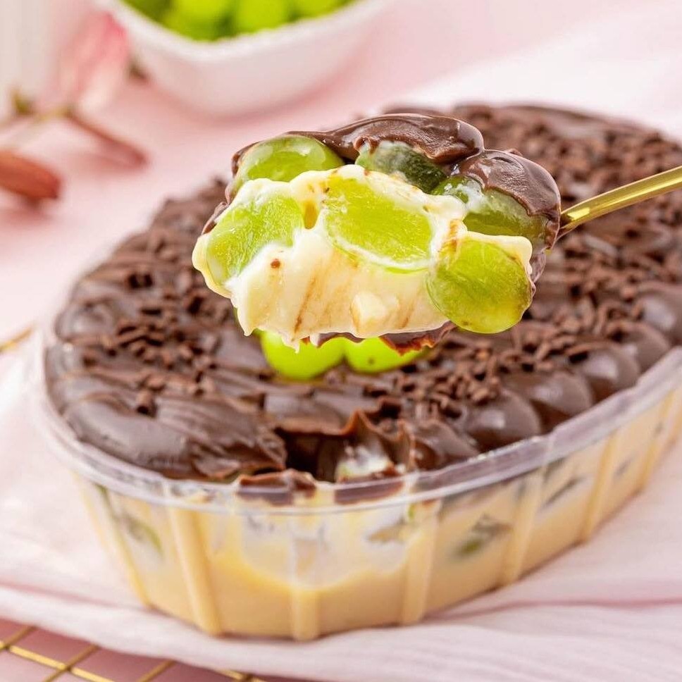 Uvas selecionadas e fresquinhas envoltas em uma camada de creme de moça e uma camada de brigadeiro ao leite com granulado para finalizar.