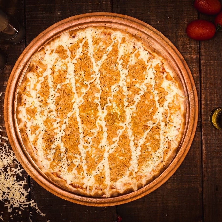 Pizza com molho da casa refogado e com aquele tempero especial, mussarela, frango desfiado e o mais puro requeijão cremoso