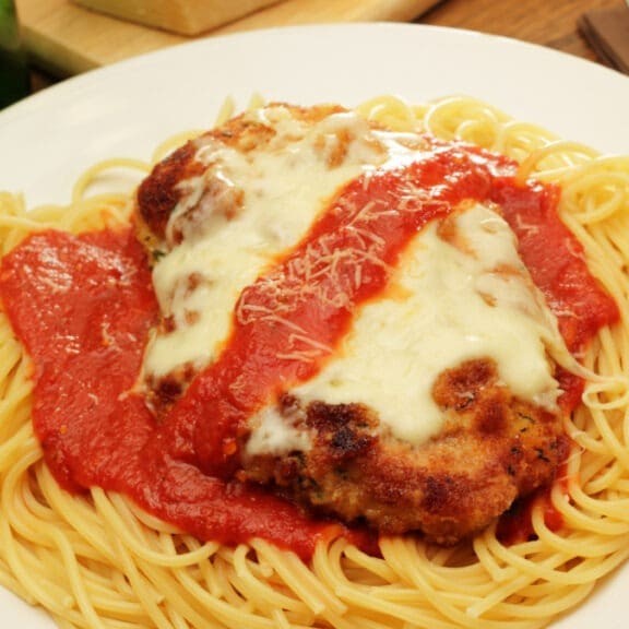 Quentinha de Spaguetti com frango a parmegiana.  Marmita sugerida para 01 pessoa com aproximadamente 800 gramas de comida.