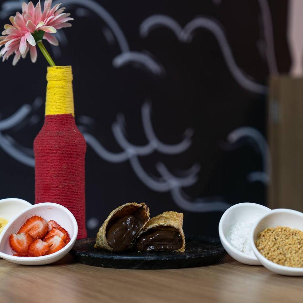 O pastel de brigadeiro é uma verdadeira tentação para os amantes de brigadeiro, acompanhado com amendoim, são perfeitos para serem apreciados em festas, sobremesas ou como um lanche doce. Aproveite! Massa fresca sem conservantes, pastel sequinho de 12 cm.